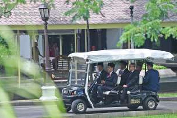 Presiden Joko Widodo mengemudikan golf car di Kompleks Istana Kepresidenan, Rabu (26/10/2016) lalu. Menariknya, Wakil Presiden Jusuf Kalla, Ketua MPR RI Zulkifli Hasan dan Ketua DPD RI Muhammad Saleh jadi penumpang golf car itu.