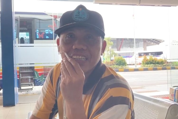 Sudarsono (53), pemudik yang baru tiba dari kampung halamannya beberapa hari setelah Lebaran, Terminal Pulogebang, Jakarta Timur, Jumat (28/4/2023).