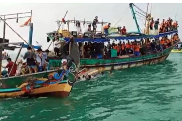 Upacara tradisional sedekah laut dilaksanakan nelayan di sekitar Desa Ujung Batu, Jepara merupakan puncak sekaligus penutup acara Syawalan yang diselenggarakan seminggu setelah Hari Raya Idul Fitri.