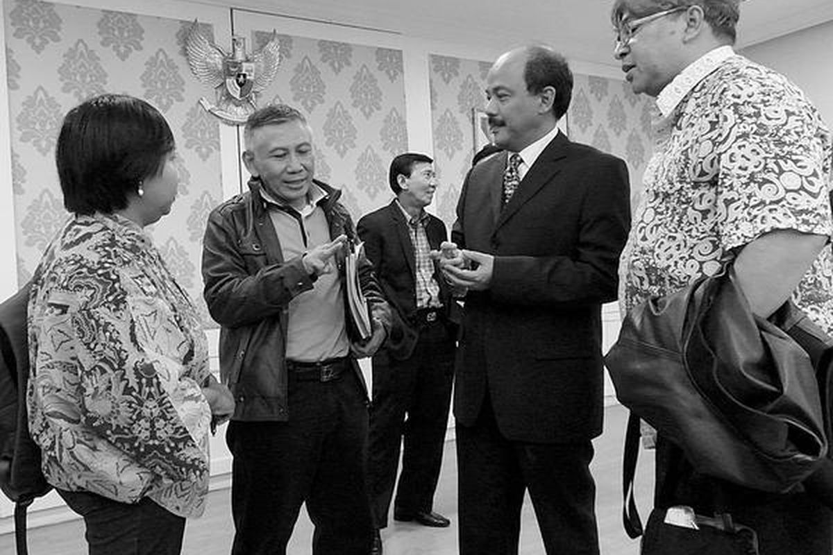 Anggota Komisi I DPR, Effendy Choirie (kedua dari kiri), berbincang soal upaya perlindungan TKI yang menghadapi masalah hukum dengan Direktur Eksekutif Migrant Care Anis Hidayah (kiri), Wakil Duta Besar RI untuk Malaysia Mulya Wirana, dan anggota Komisi I DPR, Helmy Fauzy, seusai rapat di Gedung KBRI Kuala Lumpur, Selasa (23/10). Dua TKI di Malaysia saat ini terancam hukuman mati.