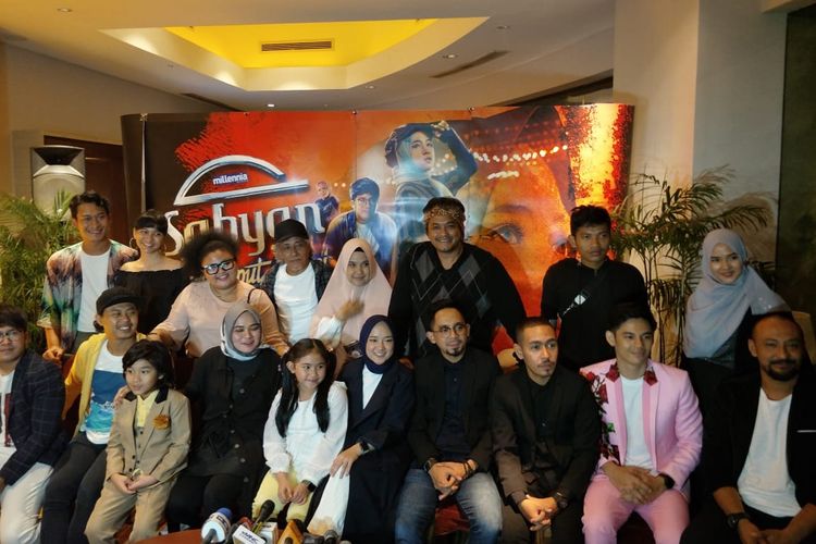 Sabyan Gambus bersama seluruh pemain film Sabyan Menjemput Mimpi Pada malam Gala Premiere di XXI Epicentrum, Jakarta Selatan, Kamis (20/6/2019).