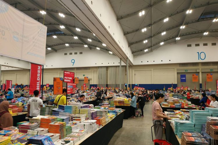 Area buku kategori anak-anak di hall 9-10 ICE BSD, lokasi dihelatnya bazar buku Big Bad Wolf Jakarta 2019.