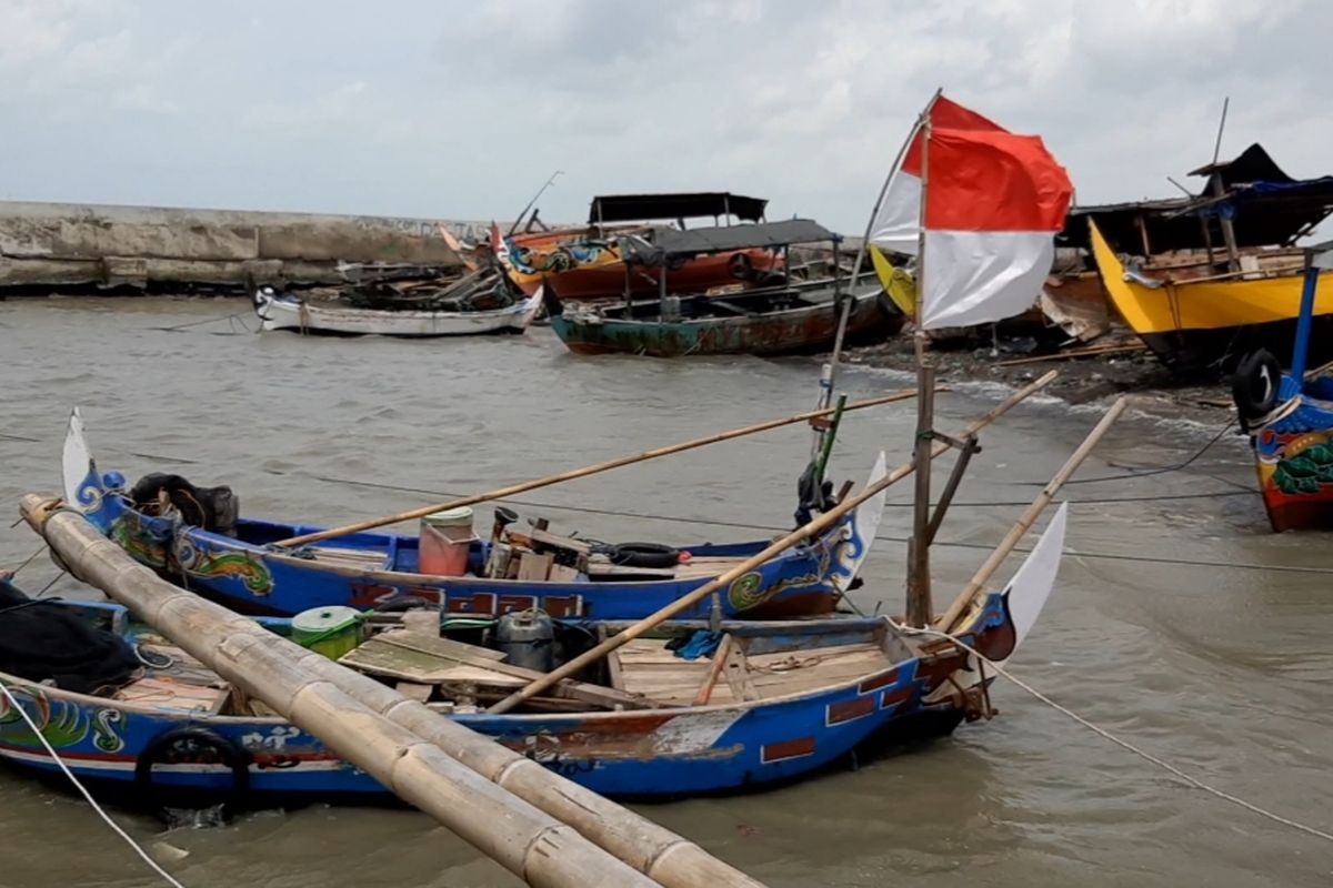 Perahu nelayan yang bersandar di kawasan pesisir pantai Tambaklorok Semarang