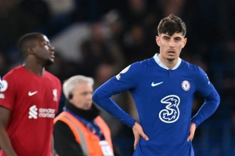Pemain Chelsea, Mateo Kovacic, dan Kai Havertz dalam laga tunda pekan ke-8 Liga Inggris 202-2023. Laga Chelsea vs Liverpool berulir di Stadion Stamford Bridge pada Rabu (5/3/2023). (Foto oleh Glyn KIRK / AFP) / RESTRICTED TO EDITORIAL USE. No use with unauthorized audio, video, data, fixture lists, club/league logos or 'live' services. Online in-match use limited to 120 images. An additional 40 images may be used in extra time. No video emulation. Social media in-match use limited to 120 images. An additional 40 images may be used in extra time. No use in betting publications, games or single club/league/player publications. / 