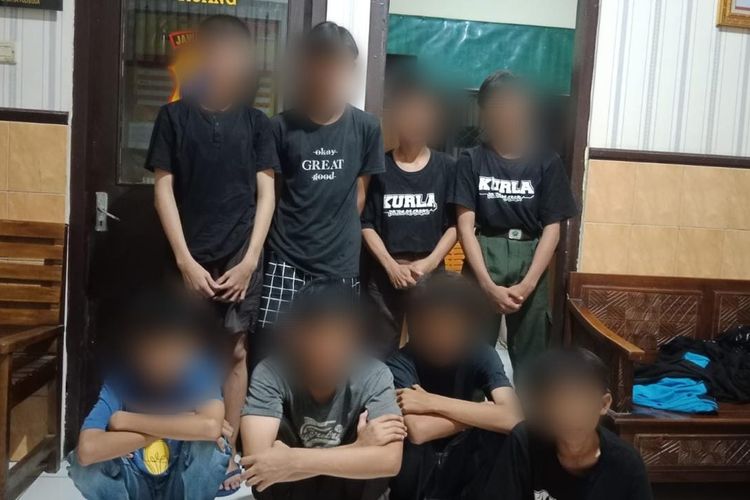 Polisi mengamankan remaja yang hendak perang sarung di Kelurahan Tritih Kulon, Kecamatan Cilacap Utara, Kabupaten Cilacap, Jawa Tengah, Jumat (22/3/2024) malam.