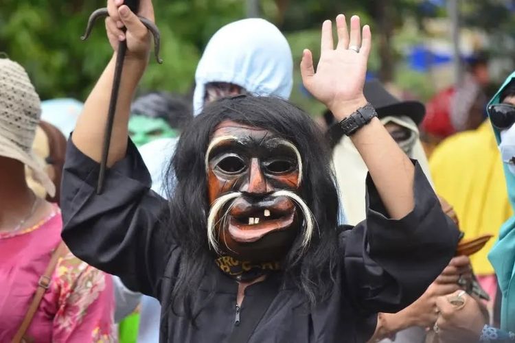 Di Balik Topeng Sekura, Tawa dan Tradisi Bertemu di Hari Kedua Lebaran