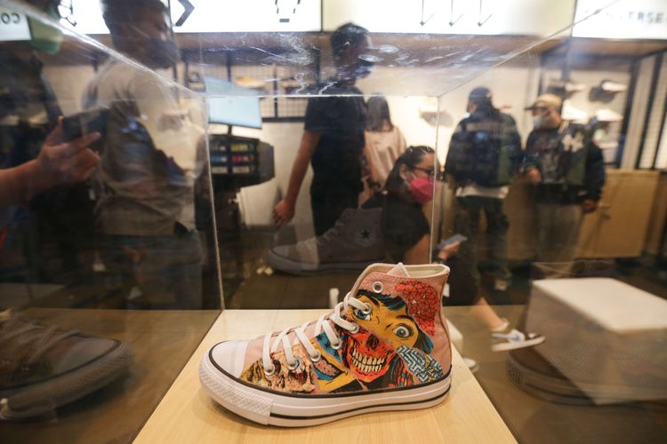 Sepatu converse dipamerkan di gerai converse saat Jakarta Sneaker Day (JSD) 2022 pada pembukaan hari pertama di Senayan City, Jakarta, Kamis (24/3/2022). JSD akan berlangung hingga 27 Maret mendatang.
