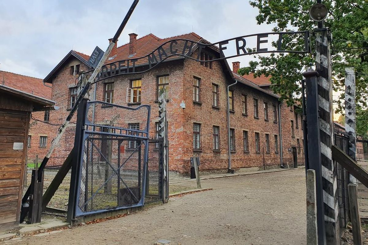 Gerbang masuk ke kamp konsentrasi Auschwitz, kamp Nazi yang paling terkenal 