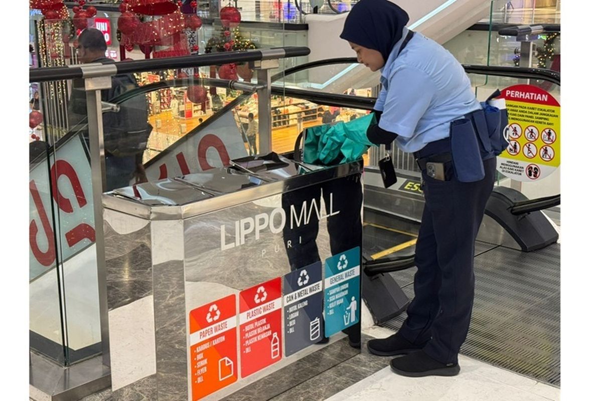 Petugas kebersihan memilah sampah di salah satu pusat perbelanjaan Lippo Malls, di Jakarta. PT Lippo Malls Indonesia (LMI) meminimalkan jumlah sampah yang dibuang ke TPA dengan meningkatkan upaya untuk reduce, reuse, dan recycle (3R).