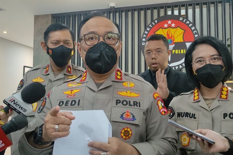 Kepala Divisi Humas Polri Irjen Dedi Prasetyo dalam konferensi pers di Mabes Polri, Jakarta, Jumat (23/9/2022). 
