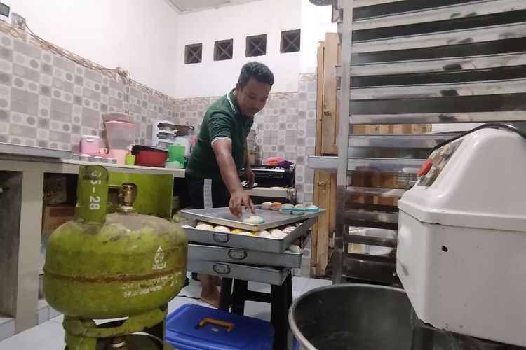 Pelaku UMKM sedang memproduksi jajanan bakpao di Klatak, Kalipuro, Banyuwangi, Selasa (14/1/2025).  