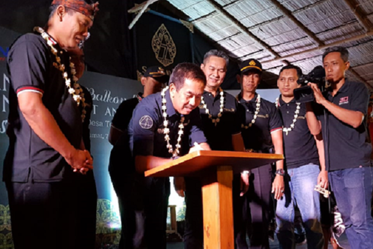 Presiden Direktur PT Angkasa Pura II (Persero) Muhammad Awaluddin meresmikan Balai Ekonomi Desa (Balkondes) Tegalarum pada September 2018