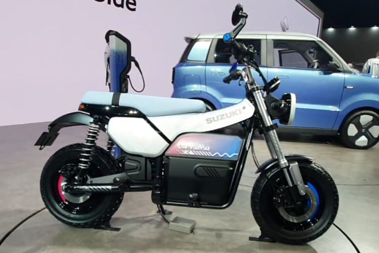Suzuki e-VanVan skutik listrik yang ditampilkan di ajang Japan Mobility Show 2025