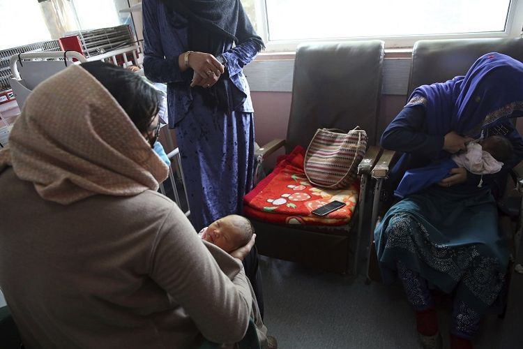 Seorang ibu (sebelah kanan), menyusui bayinya yang berumur dua hari di Rumah Sakit Anak Ataturk, sehari setelah mereka diselamatkan dari serangan mematikan terhadap rumah sakit bersalin Barchi, di Kabul, Afghanistan, Rabu, 13 Mei 2020. 