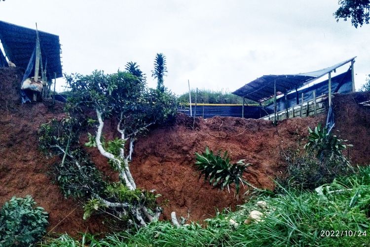 Tebing tanah dengan tinggi sekitar 8 meter longsor menimbun ruas jalan, rumah dan tiga orang di Kampung Cileutik, Desa Pasir Datar Indah, Kecamatan Caringin, Sukabumi, Jawa Barat, Senin (24/10/2022).