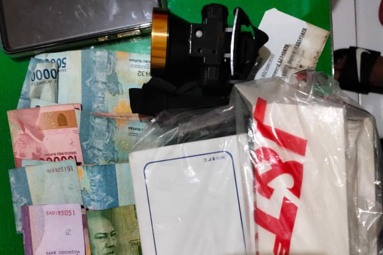 Sebagian barang bukti yang diamankan pihak kepolisian dari kedua pelaku pembobolan kantor J&T express di Kecamatan Turi, Lamongan, Minggu (18/12/2022).