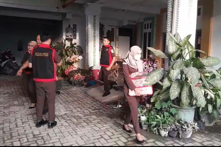 Tim penyidik Kejari Ngawi membawa dokumen usai menggledah salah satu rumah Winarto di Desa Geneng, Kecamatan Geneng, Kabupaten Ngawi, Jawa Timur, Senin (26/5/2025). 