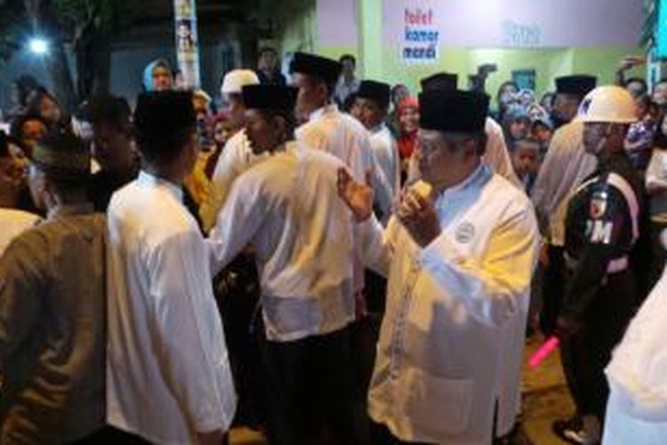 Presiden Susilo Bambang Yudhoyono melakukan ziarah ke makam Sunan Drajat di Lamongan, Jawa Timur, Rabu (12/3/2014).