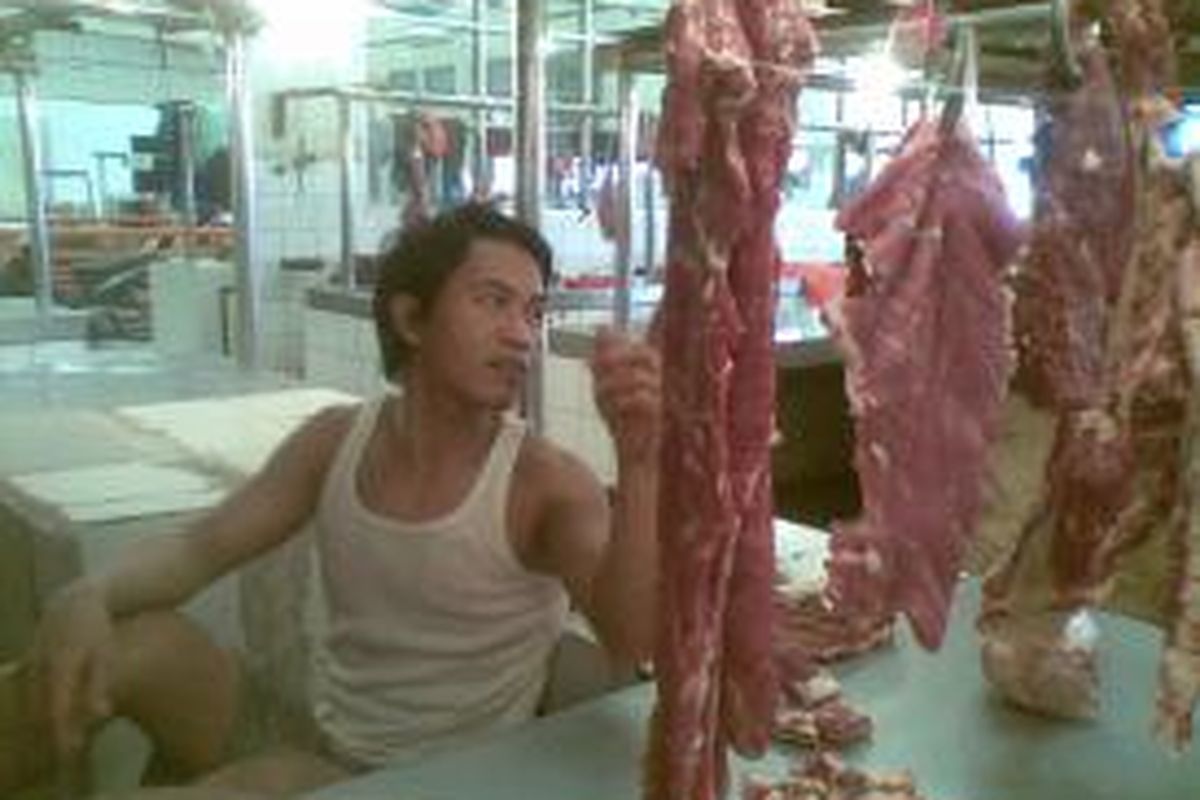 Harga daging sapi lokal di Pasar Koja Baru, Jakarta Utara turun sebesar Rp 5000. 