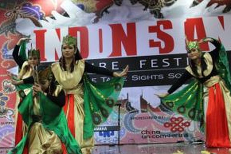 Penampilan tari merak saat Indonesian Culture Festival (ICF) yang digelar oleh Perhimpunan Pelajar Indonesia Tiongkok cabang Nanchang (PPIT Nanchang), Tiongkok, pada 30 Nopember 2014.
