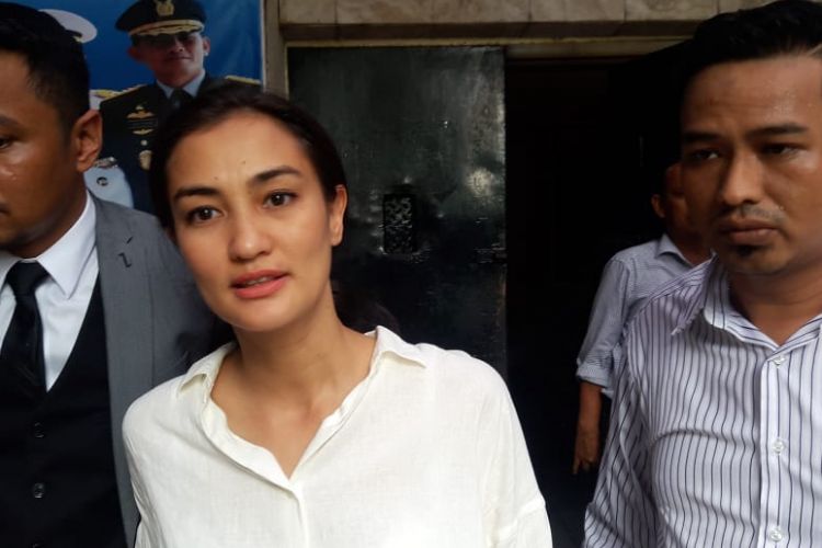 Atiqah Asiholan bersama kuasa hukum Ratna Sarumpaet, Insang Nasrudin saat ditemui di Polda Metro Jaya, Jakarta Selatan, Selasa (6/11/2018).