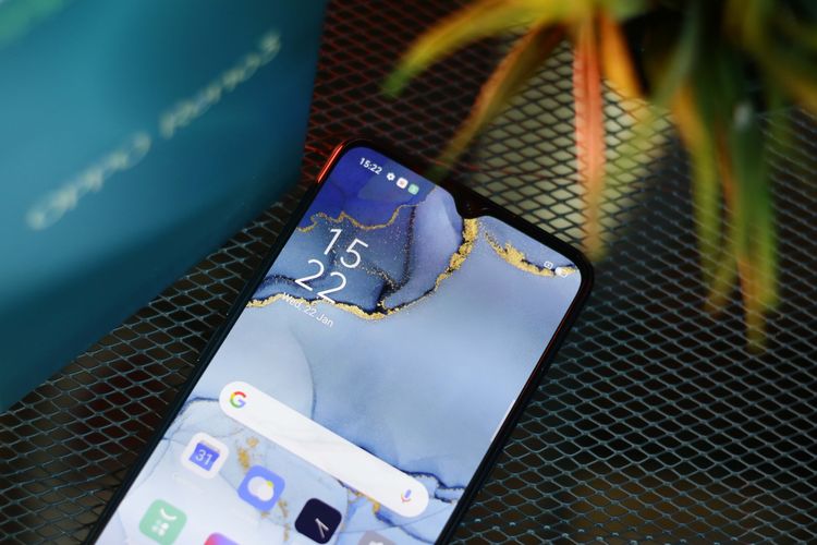 Sisi depan Oppo Reno3 dengan notch atau kamera depan beresolusi 44 MP (f/2.45).