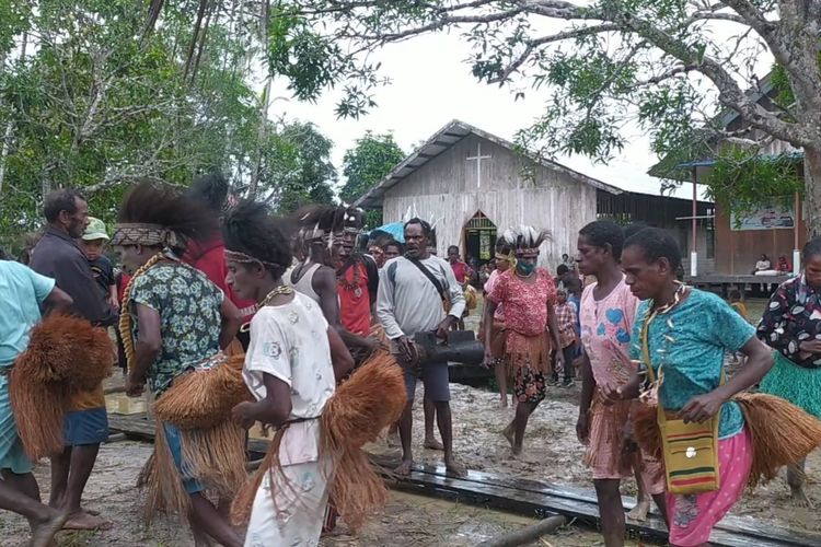 Warga menyambut Menteri Sosial (Mensos) Tri Rismaharini saat melakukan kunjungan di Kampung Amigais, Distrik Derkoumer, Kabupaten Asmat, Papua, Kamis (2/12/2021)