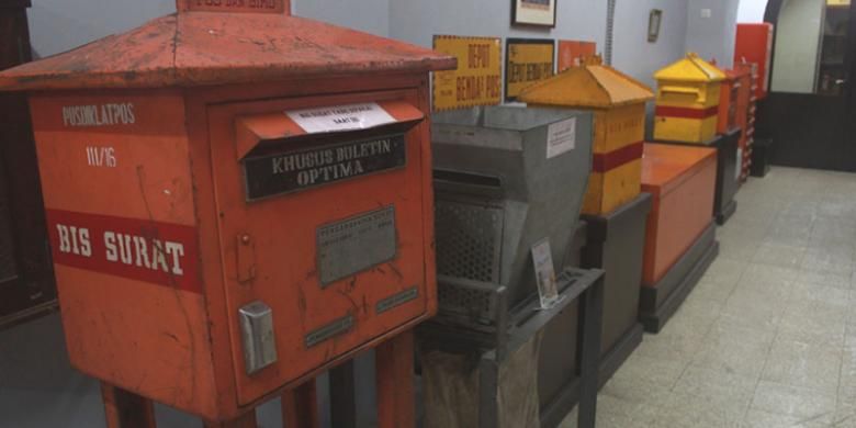 Beberapa koleksi bis surat yang dipajang di Museum Pos Indonesia, Bandung, Jawa Barat.