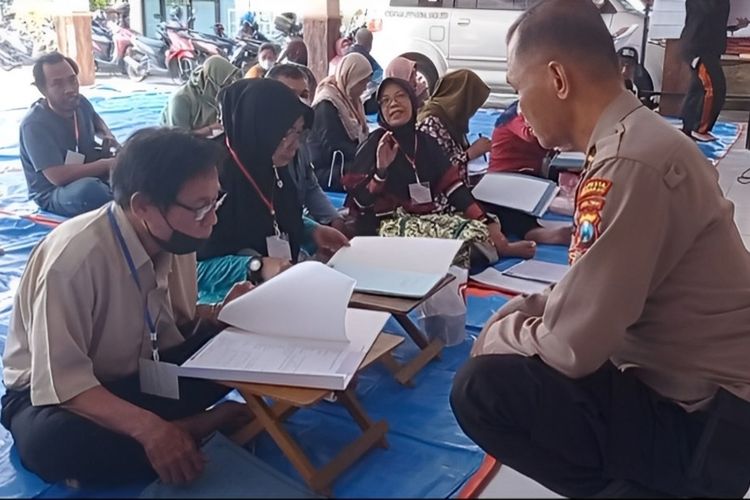 Imbas penyanderaan Kades Sidokepung, Buduran, Sidoarjo, kini aparat kepolisian turut berjaga di Balai Desa guna meminimalisir kejadian serupa terulang kembali.