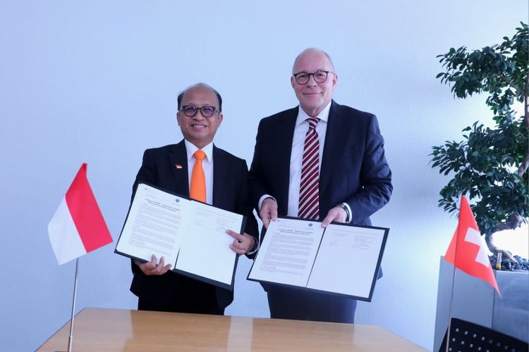 Sekretaris Jenderal (Sekjen) Kementerian Ketenagakerjaan (Kemenaker) Anwar Sanusi dan Head of the Labour Directorate State Secretariat for Economic Affairs (SECO) Swiss Boris Zurcher menandatangani MoU penguatan kerja sama dalam bidang ketenagakerjaan.