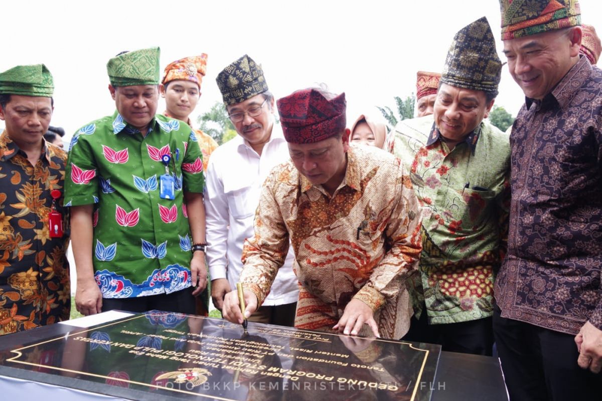 Menristekdikti Mohamad Nasir meresmikan gedung kuliah Program Vokasi Studi Pulp dan Kertas di Fakultas Teknik Universitas Riau, Pekanbaru (29/1/2019).