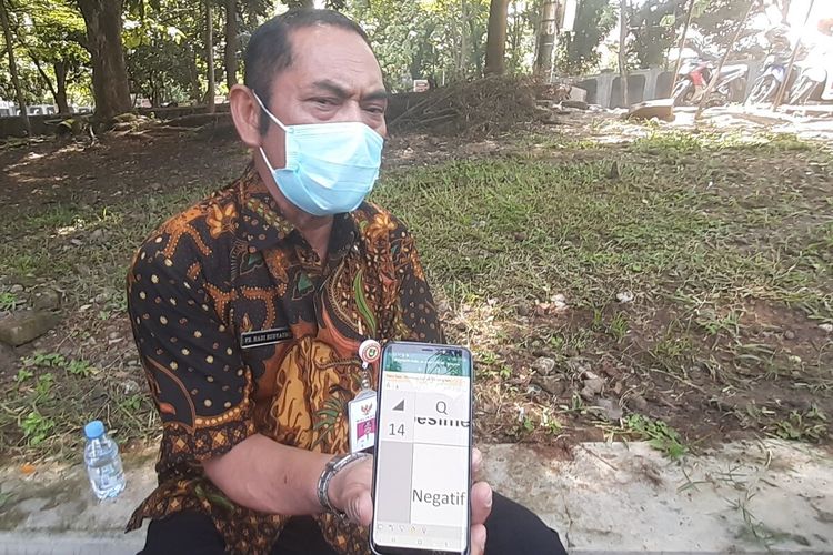 Wali Kota Solo, FX Hadi Rudyatmo menunjukkan hasil swabnya negatif Covid-19 saat meninjau kesiapan Solo Technopark sebagai rumah karantina pemudik di Jebres, Solo, Jawa Tengah, Selasa (8/12/2020).