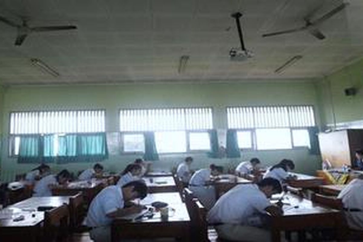 Siswa kelas XII  SMAN 108, Pesanggrahan, Jakarta Selatan,  mengikuti ujian nasional, Senin (15/4/2013). Hari itu, ujian yang menjadi landasan untuk lulus SMA serentak dilaksanakan di Jakarta.
 
