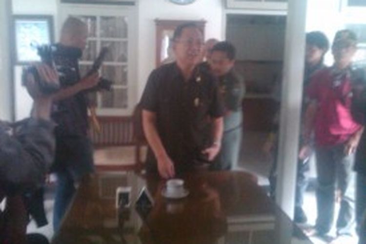 Wali kota Bandung Dada Rosada saat memberikan keterangan persnya di rumah dinasnya (Pendopo), Jalan Dalem Kaum, Bandung, Jawa Barat, Senin, (1/7/2013)