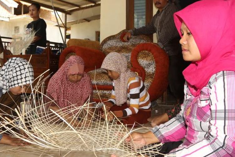 Para ibu rumah tangga di Desa Kelir Kecamatan Kalipuro sedang belajar menganyam bambu untuk truntum bahan dasar kerajinan bambu Rabu (9/11/2016)