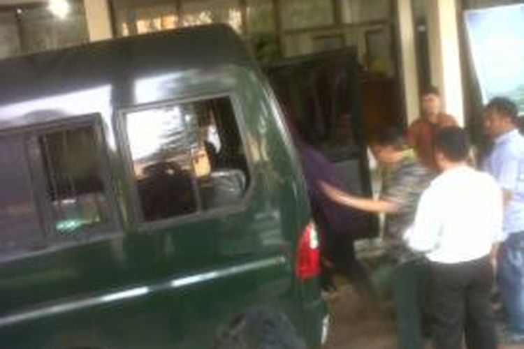 Para tersangka kasus asuransi fikitf DPRD Kota Semarang masuk di mobil tahanan Kejaksaan Negeri Semarang, Kamis (18/9/2014) sore. Mereka akan ditahan sementara di Lapas Kedungpane Semarang.