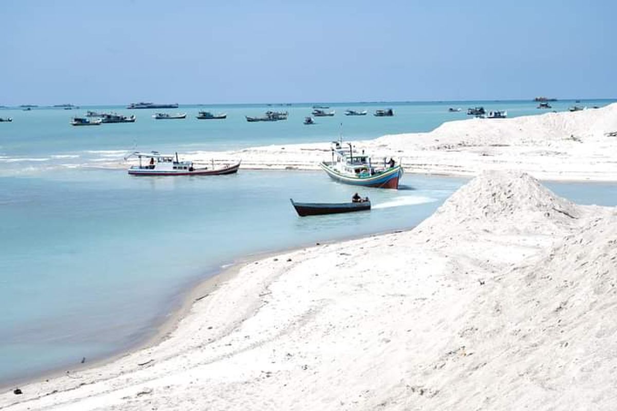 Gunungan pasir akibat sedimentasi pasir laut di alur pelayaran Muara Air Kantung, Jelitik, Bangka, Rabu (12/7/2023).