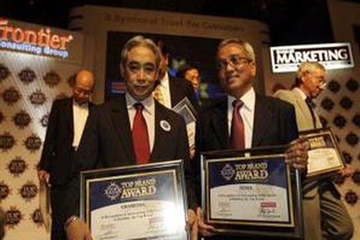 Direktur Keuangan dan Administrasi Gramedia, Candra Budiyono (kiri) dan Direktur PT Graha Kerindo Utama, Bambang Dwi Setiawan (kanan) menerima penghargaan Top Brand Award 2009 di Hotel Mulia, Jakarta Pusat, Senin (27/7). Masing-masing untuk toko buku Gramedia dan tisu Tessa.