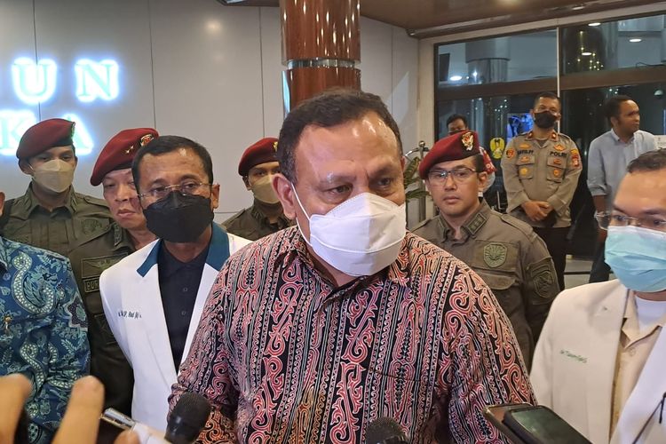 Ketua KPK Firli Bahuri dalam jumpa pers di RSPAD Gatot Soebroto, Jakarta Pusat, Selasa (10/1/2023) malam. 