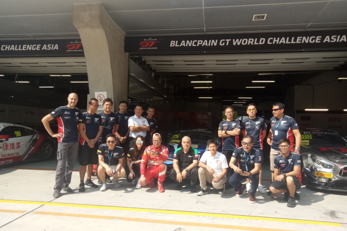 Rio Haryanto dan David Tjiptobiantoro bersama para petinggi dan kru tim T2 Motorsports usai race 2 ajang Blancpain GT World Challenge Asia 2019 ronde VI di Sirkuit Shanghai, China, Sabtu (28/9/2019).