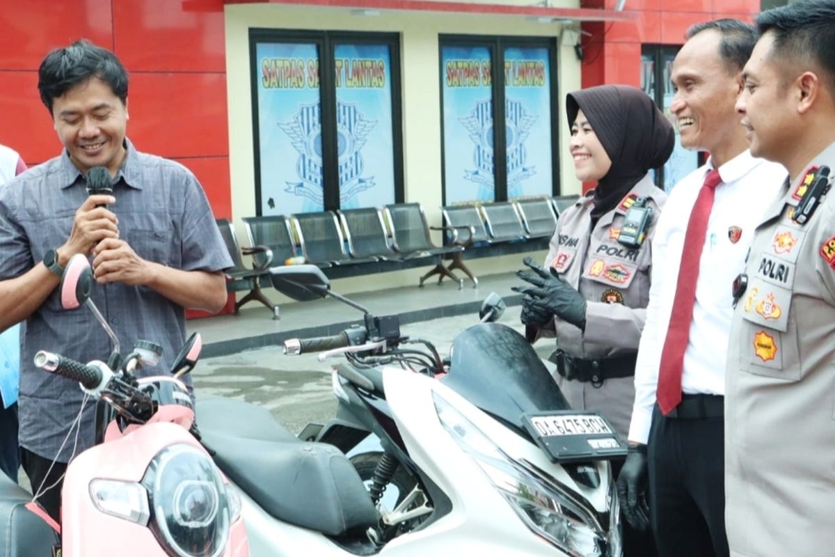 Korban pencurian motor (baju hitam) saat menerima kembali motor Scoopy setelah hilang selama 6 tahun di Surabaya, Senin (30/6/2025). Motor itu diterima dari Polres Bangkalan.