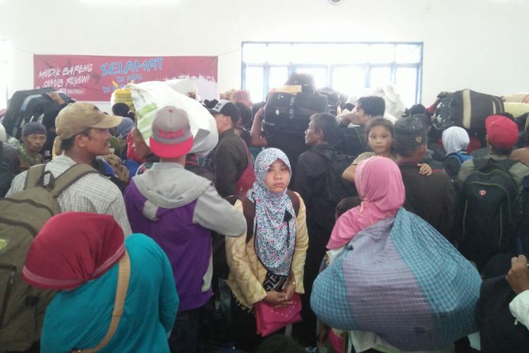 Ratusan penumpang Kapal Kalibodri di Pelabuhan Penyeberangan Kumai, Jumat (23/6/3017)