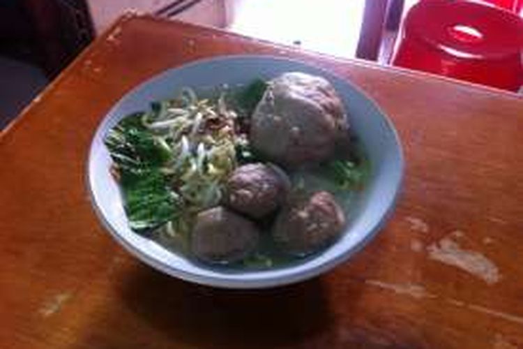 Seporsi bakso rudal di kedai 