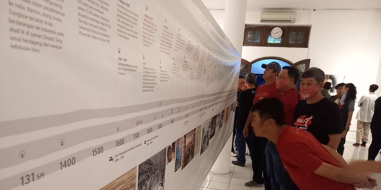 para pengunjung saat menikmati pameran foto Memoar Orang-orang Singkawang di Bentara Budaya Yogyakarta, Sabtu (11/9/2022)