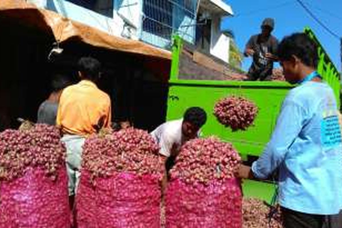 Bawang merah di Pasar Mandalika, Kota Mataram, NTB.