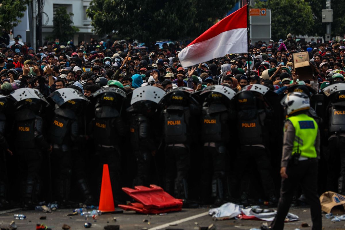 Suasana bentrok antara Pelajar dan Polisi di Kawasan Harmoni, Jakarta Pusat, Kamis (8/10/2020)