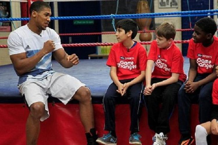 Anthony Joshua mengajarkan tinju