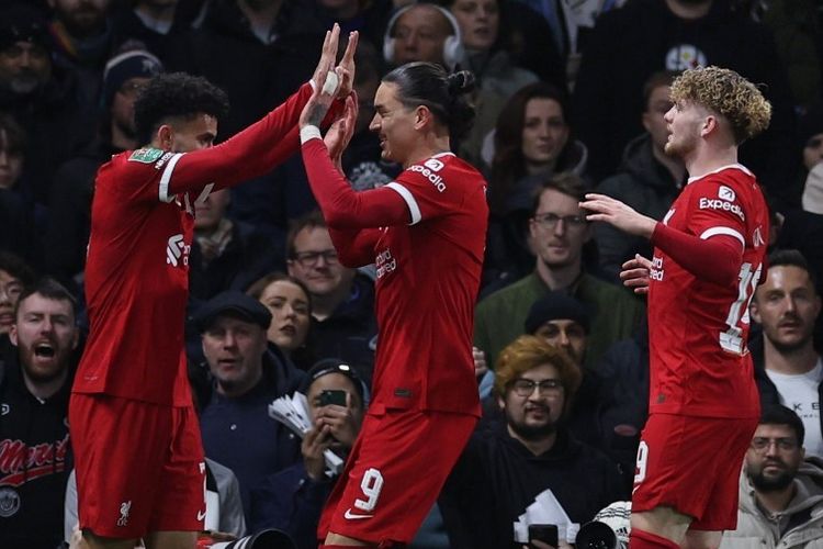 Striker Liverpool, Luis Diaz (kiri), melakukan selebrasi bersama Darwin Nunez usai mencetak gol ke gawang Fulham pada leg kedua semifinal Piala Liga Inggris atau Carabao Cup 2023-2024. Laga Fulham vs Liverpool tersebut digelar di Stadion Craven Cottage, London, pada Kamis (25/1/2024) dini hari WIB.