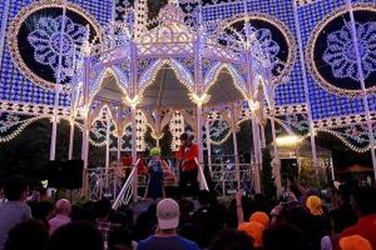 Hiasan lampu yang dipasang di areal Gardens by the Bay Singapura merupakan bagian perayaan untuk menyambut Hari Natal, Rabu (2/12/2015). 