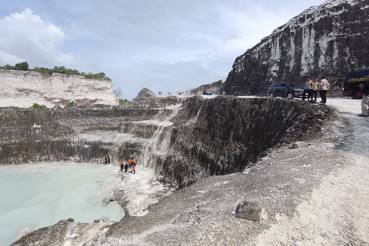 Polisi meninjau lokasi tambang galian C di Bangkalan yang tewaskan enam santri pada Kamis (20/11/2025).